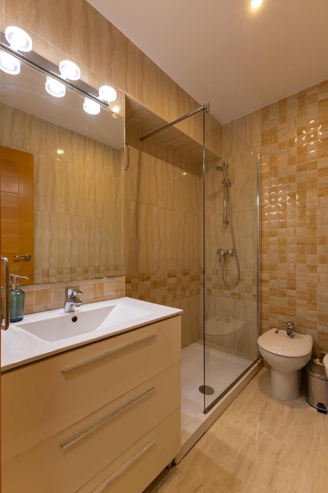 Charming 3 Bedroom Apartment At Triana Center By Oui Sevilla Kültér fotó
